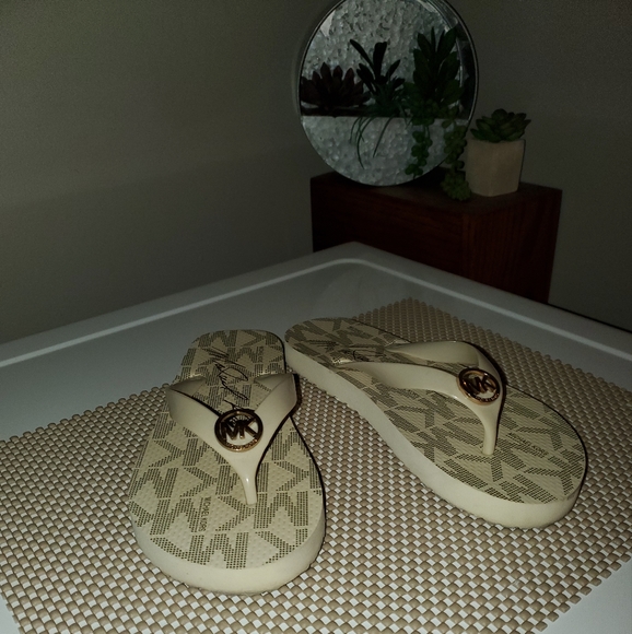 MICHAEL KORS JET SET SANDALS - Picture 2 of 4